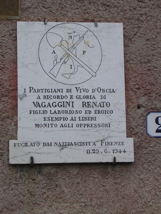 Lapide commemorativa dedicata ai partigiani di Vivo d'Orcia in onore di Renato Vagaggini, fucilato dai nazifascisti.