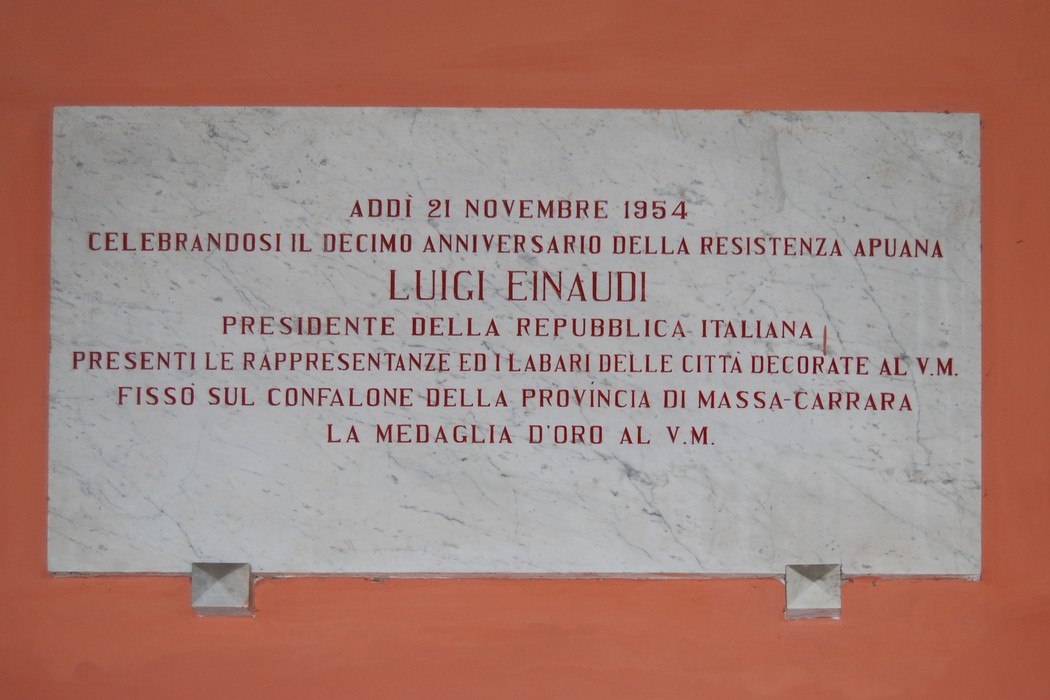 Lapidi commemorative del Palazzo Ducale, in ricordo del decimo anniversario della Resistenza Apuana.