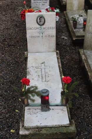 Tomba di Giacomo Acerbi, decorata con fiori rossi e una lanterna, in memoria dei caduti per la Libertà.
