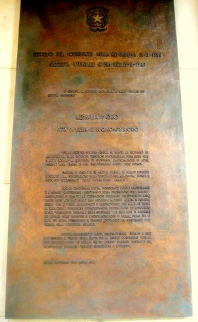 Targa commemorativa in bronzo che celebra la medaglia d'oro, simbolo di onore e valore.