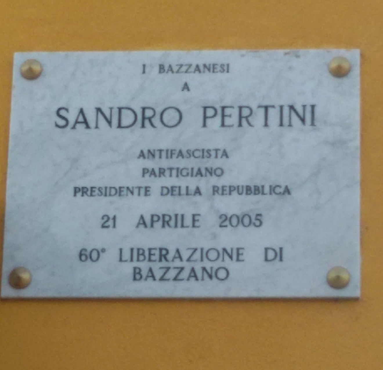 Lapide commemorativa dedicata a Sandro Pertini, presidente della Repubblica e antifascista, a Bazzano.