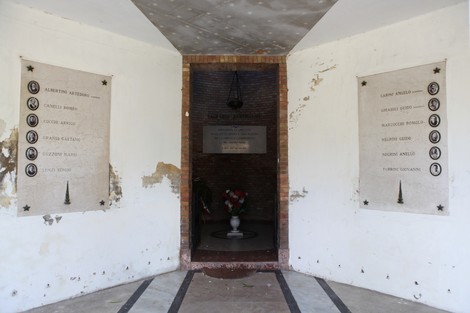Sacrario ai Caduti Partigiani di Piumazzo, con lapidi memoriali e un interno semplice e commemorativo.