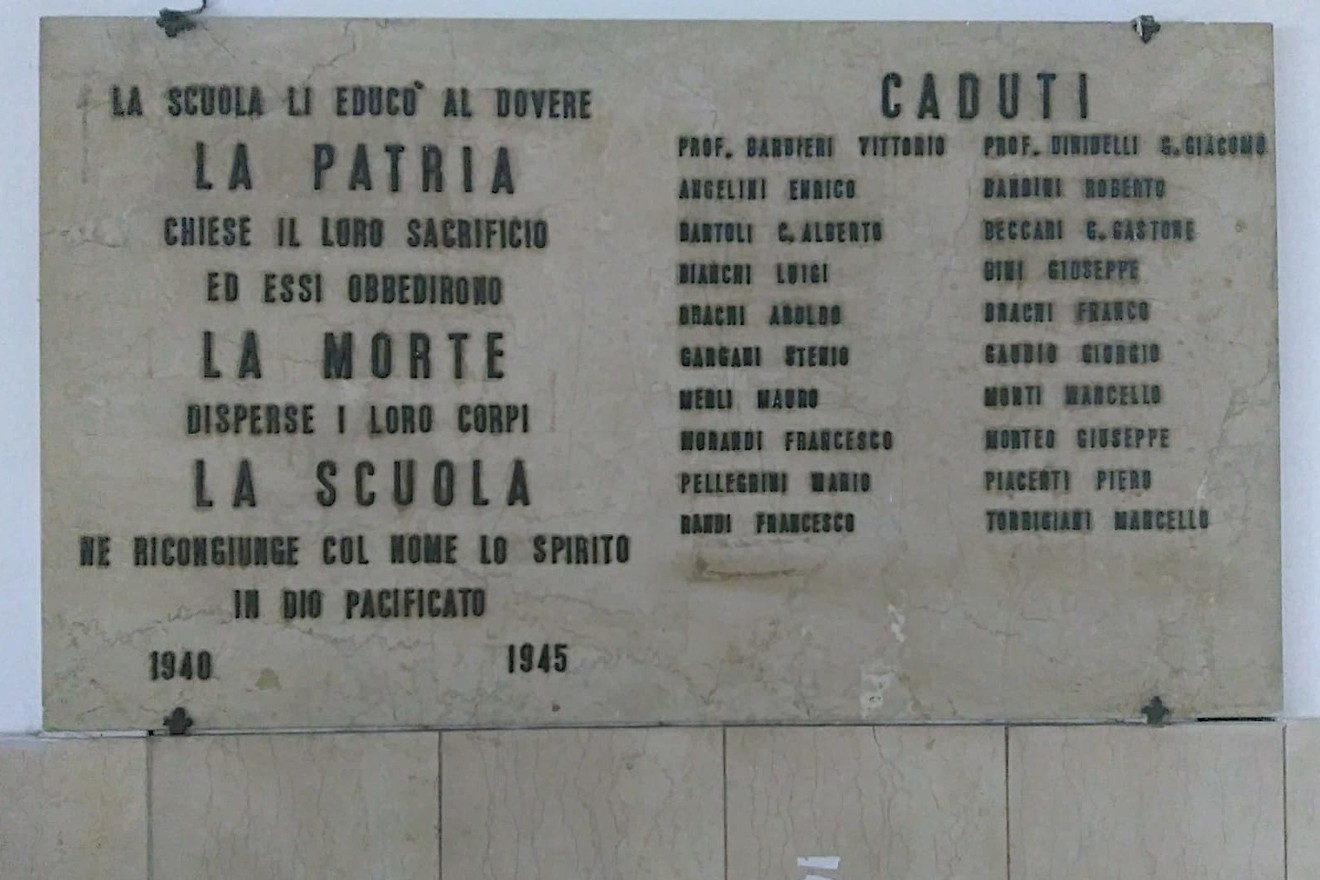 Lapide commemorativa dedicata ai caduti del liceo Da Vinci, in memoria del loro sacrificio durante la guerra.