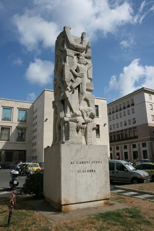 Monumento in memoria dei caduti civili, caratterizzato da una scultura imponente e simbolica.