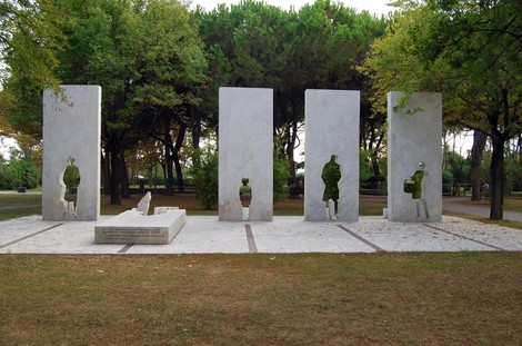Monumento commemorativo dedicato alle vittime del fascismo, con statue in rilievo e spazi significativi.