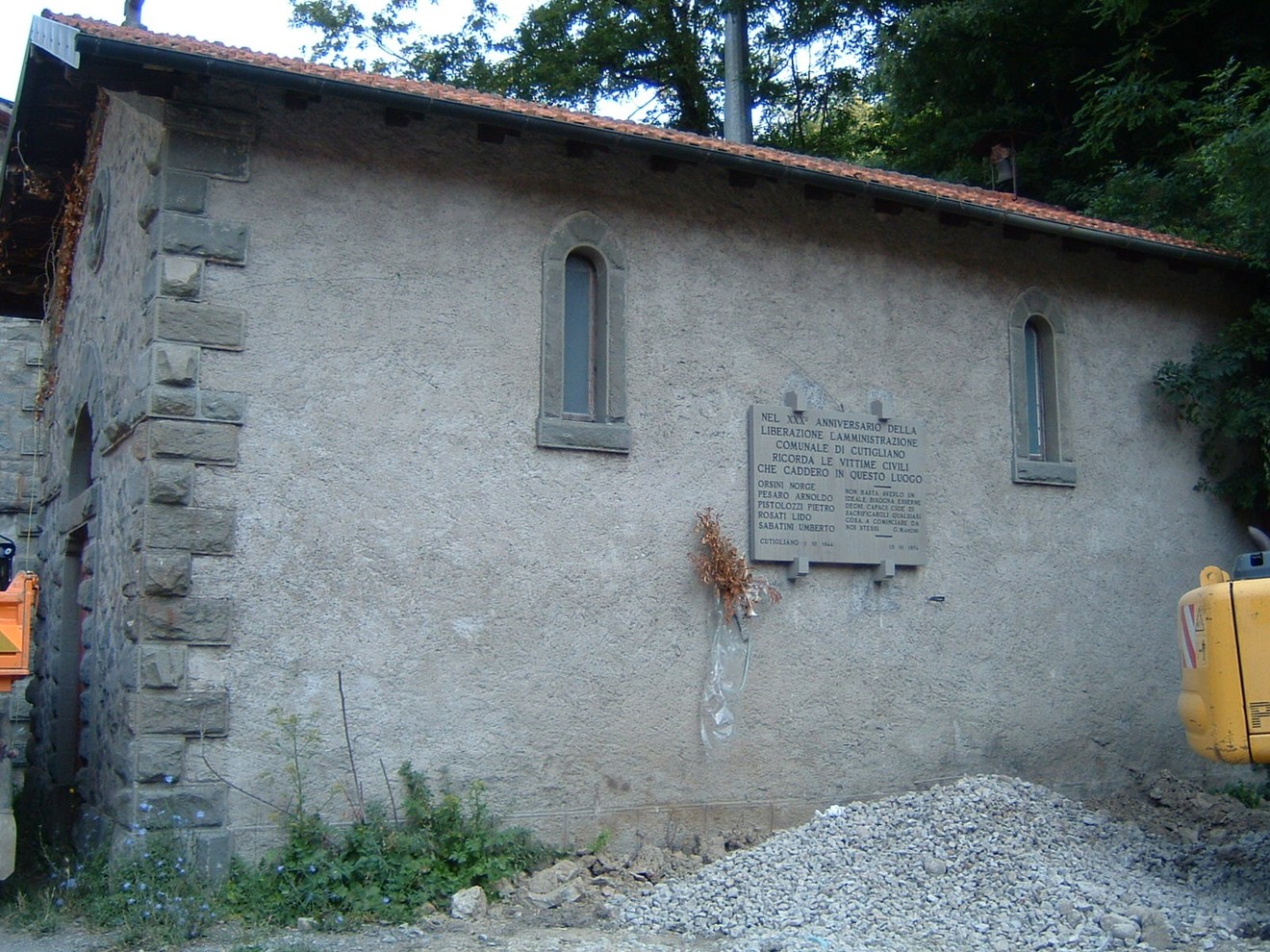 Lapide del Lanificio Tronci, monumento storico che celebra l'industria tessile della regione.
