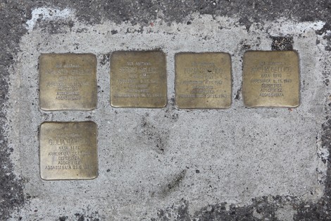 Pietre d'inciampo dedicate a Pacifici e alla famiglia Gallico in memoria delle vittime della persecuzione.