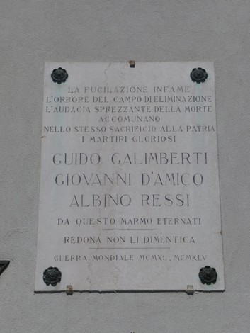 Lapide commemorativa dedicata a Galimberti, Ressi e D'Amico, ricordando il loro sacrificio durante la guerra.