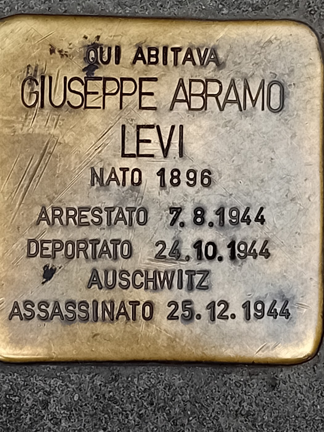 Pietra d'inciampo in ottone incassata nel selciato, con iscrizione incisa dedicata a Giuseppe Abramo Levi.