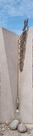 Monumento alla Resistenza, struttura moderna con elementi verticali e sculture evocative per la memoria storica.