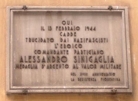 Lapide commemorativa a Sinigaglia, in ricordo del partigiano Alessandro Sinigaglia, caduto il 13 febbraio 1944.