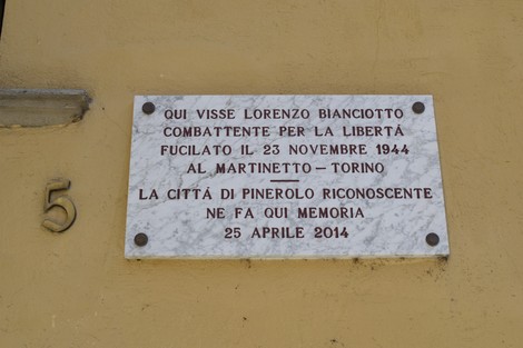 Lapide commemorativa dedicata a Lorenzo Bianciotto, fucilato nel 1944 a Torino, situata in Pinerolo.