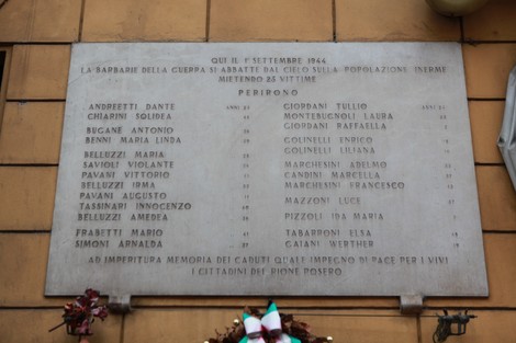 Lapide commemorativa dedicata alle vittime dei bombardamenti del 1944, con nomi e date.