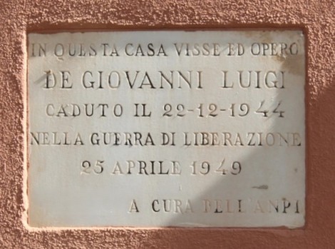 Lapide commemorativa in onore di De Giovanni Luigi, caduto nella Guerra di Liberazione nel 1944.
