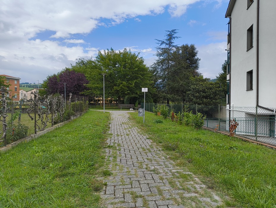 Un percorso sereno tra verde e natura nei Giardini della Liberazione, un luogo di relax e contemplazione.