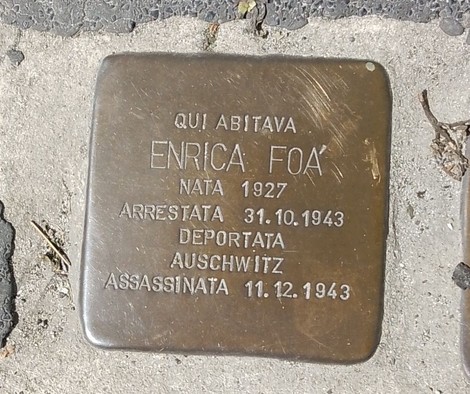 Pietre d'inciampo dedicate alla famiglia Foà, commemorando la loro storia e sofferenza.