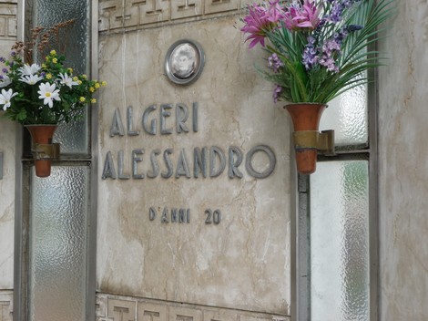 Sacrario ai caduti partigiani, con decorazioni floreali e un'opera commemorativa in onore dei combattenti.
