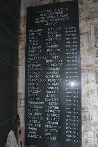 Sacrario dedicato ai partigiani caduti a Sampierdarena, con nomi incisi su una stele commemorativa.