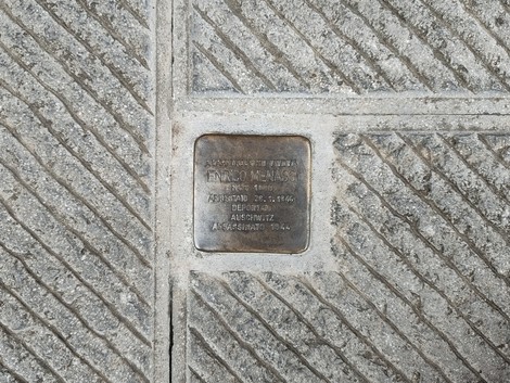 Pietra d'inciampo dedicata a Enrico Menasci, commemorazione nel pavimento di Trevi.