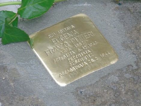 Pietre d'inciampo dedicate a Franco e Foà, in ricordo delle vittime della persecuzione.