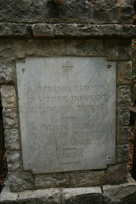 Cippo commemorativo delle vittime innocenti dell'eccidio di Fabbrica del 25 giugno 1944.