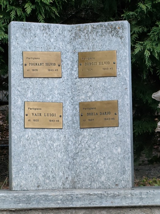 Targa commemorativa nel Parco della Rimembranza, dedicata ai partigiani Luigi Vair e Silvio Borgis.