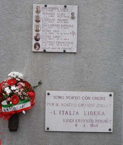 Lapidi commemorative dell'eccidio di Ponte Chisone con corone di fiori rievocative.