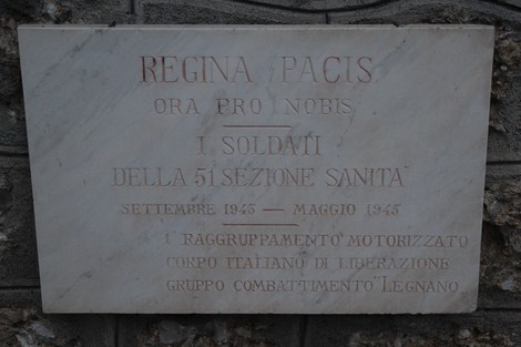 Tabernacolo dedicato ai soldati della 51a Sezione Sanità, commemorazione storica in un contesto di guerra.