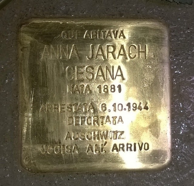 Pietra d'inciampo in memoria di Anna Jarach, deportata ad Auschwitz nel 1944.
