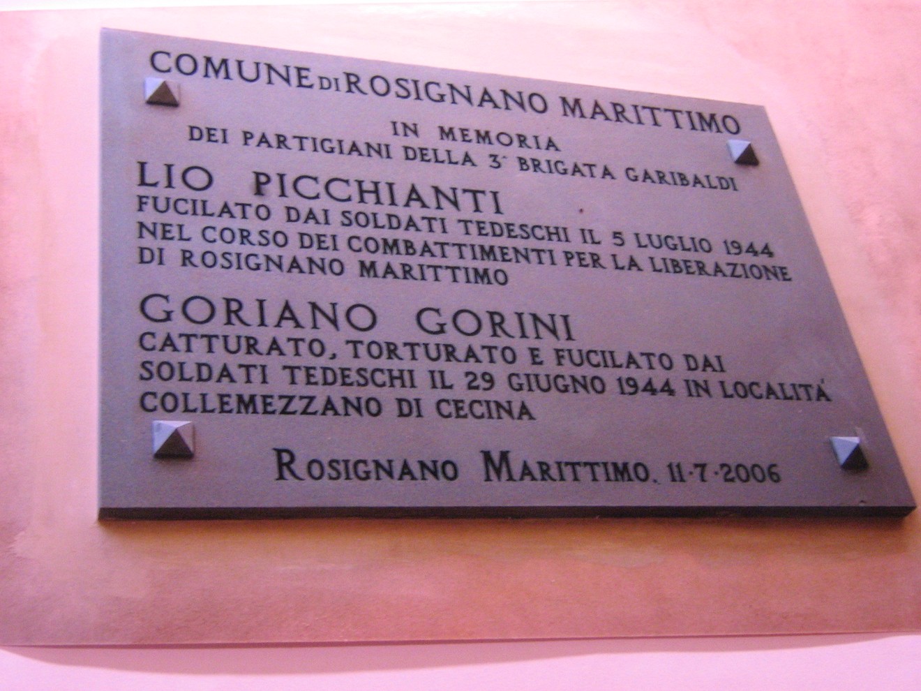 Lapide commemorativa a Picchianti e Gorini, partigiani fucilati nel 1944 a Rosignano Marittimo.