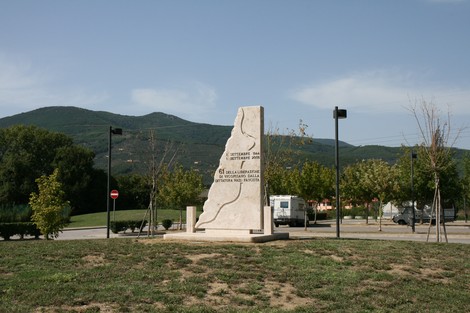 Monumento del sessantunesimo, memoria storica situato tra colline, simbolo di eventi significativi.
