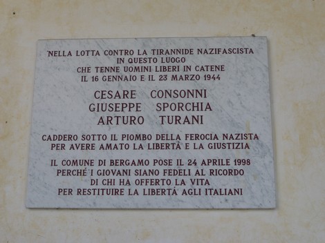 Lapide commemorativa che ricorda Cesare Consonni, Arturo Turani e Sporchia per la loro lotta contro il nazifascismo.