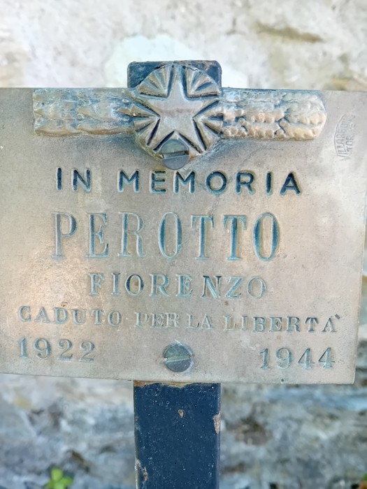 Monumento commemorativo in memoria ai caduti, con targa in onore di Fiorenzo Perotto, 1922-1944.