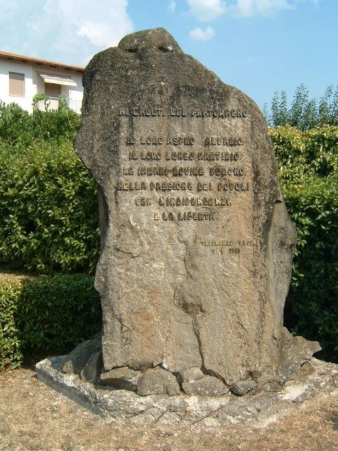 Monumento ai caduti del Pratomagno, scultura in pietra con iscrizioni commemorative e vegetazione circostante.