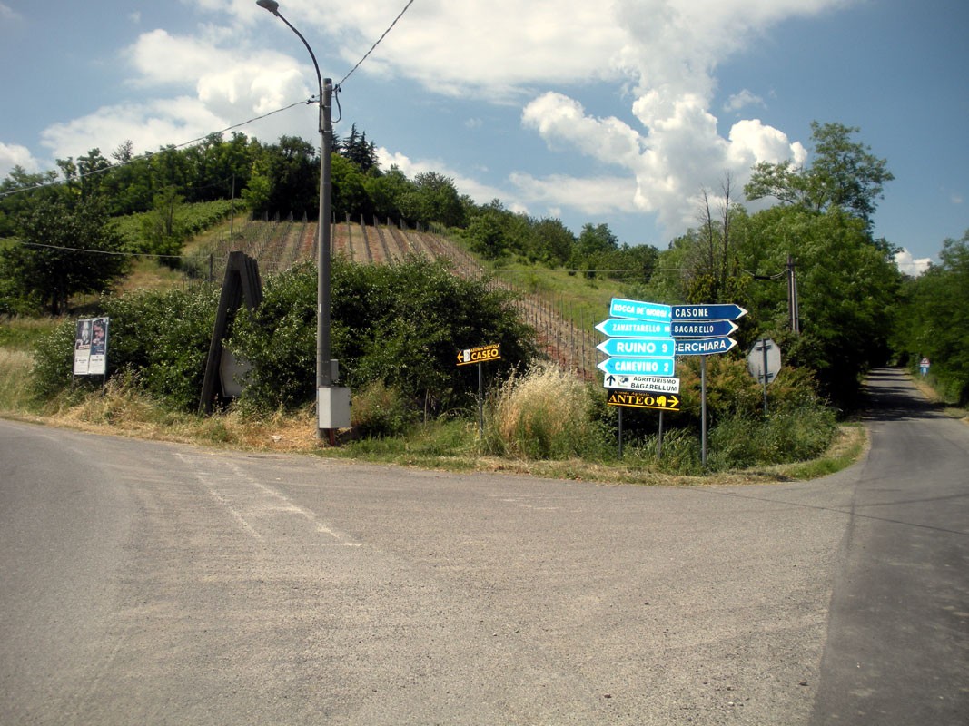 Monumento ai fucilati di Montecalvo: memoriale immerso nel verde, simbolo di memoria storica e resistenza.