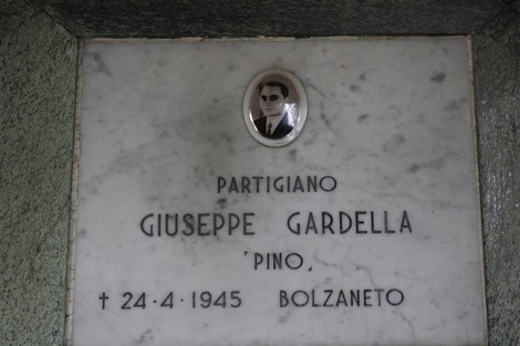 Sacrario dei caduti per la Liberazione con targhe commemorative di partigiani.
