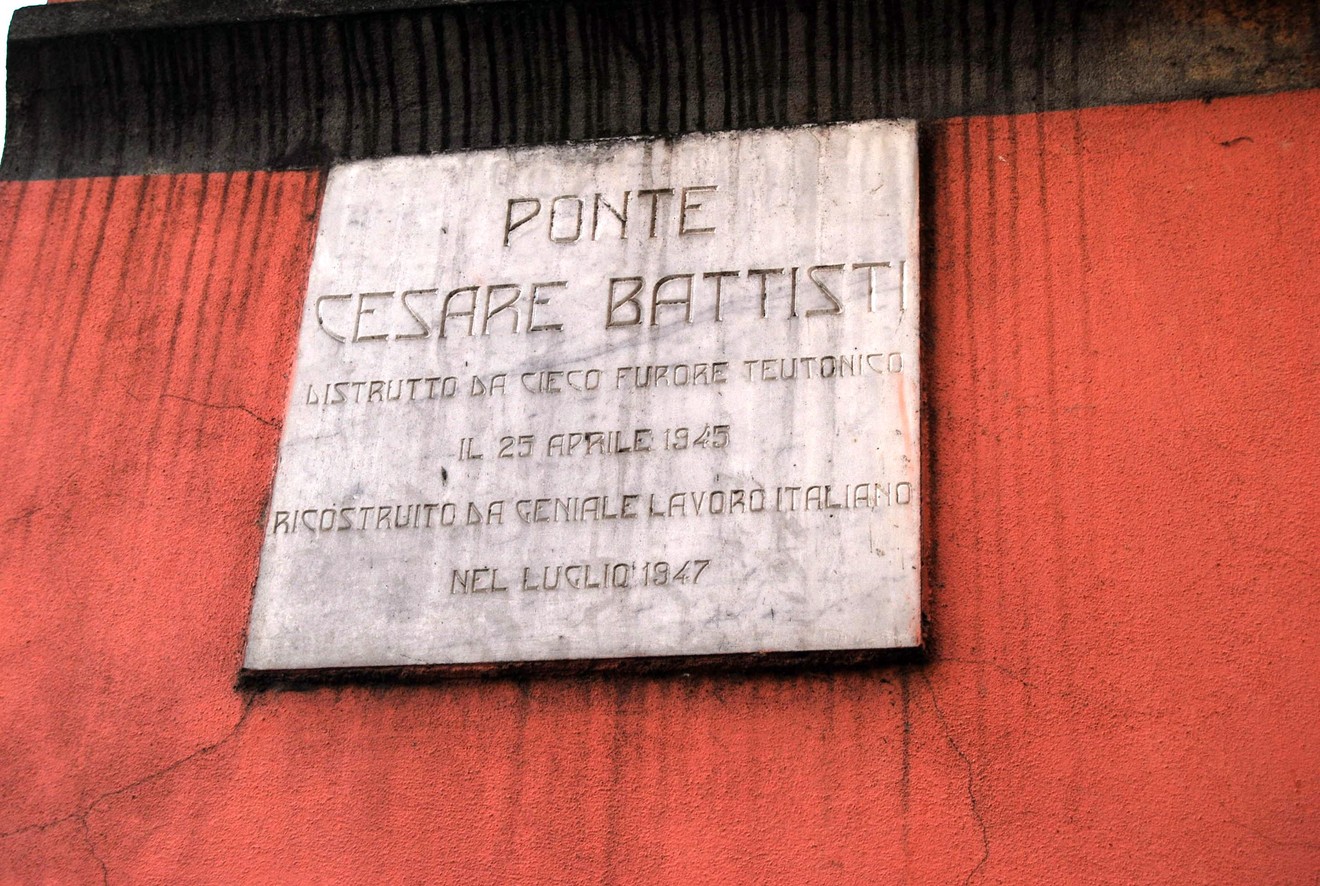 Lapide commemorativa del ponte Cesare Battisti, dedicata alla sua ricostruzione nel 1947.