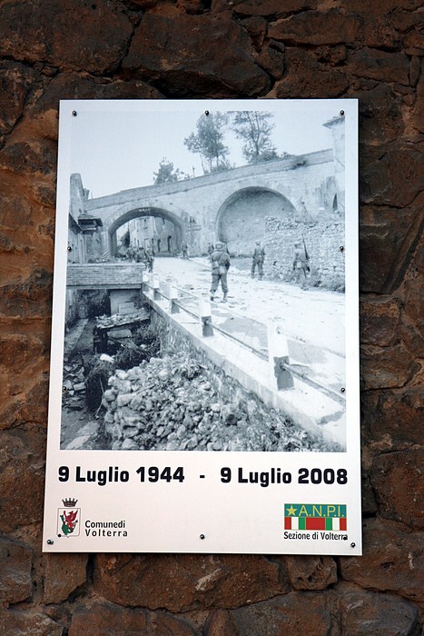 Targa commemorativa del ponte di San Lazzaro, dedicata agli eventi del 9 luglio 1944 e 9 luglio 2008.