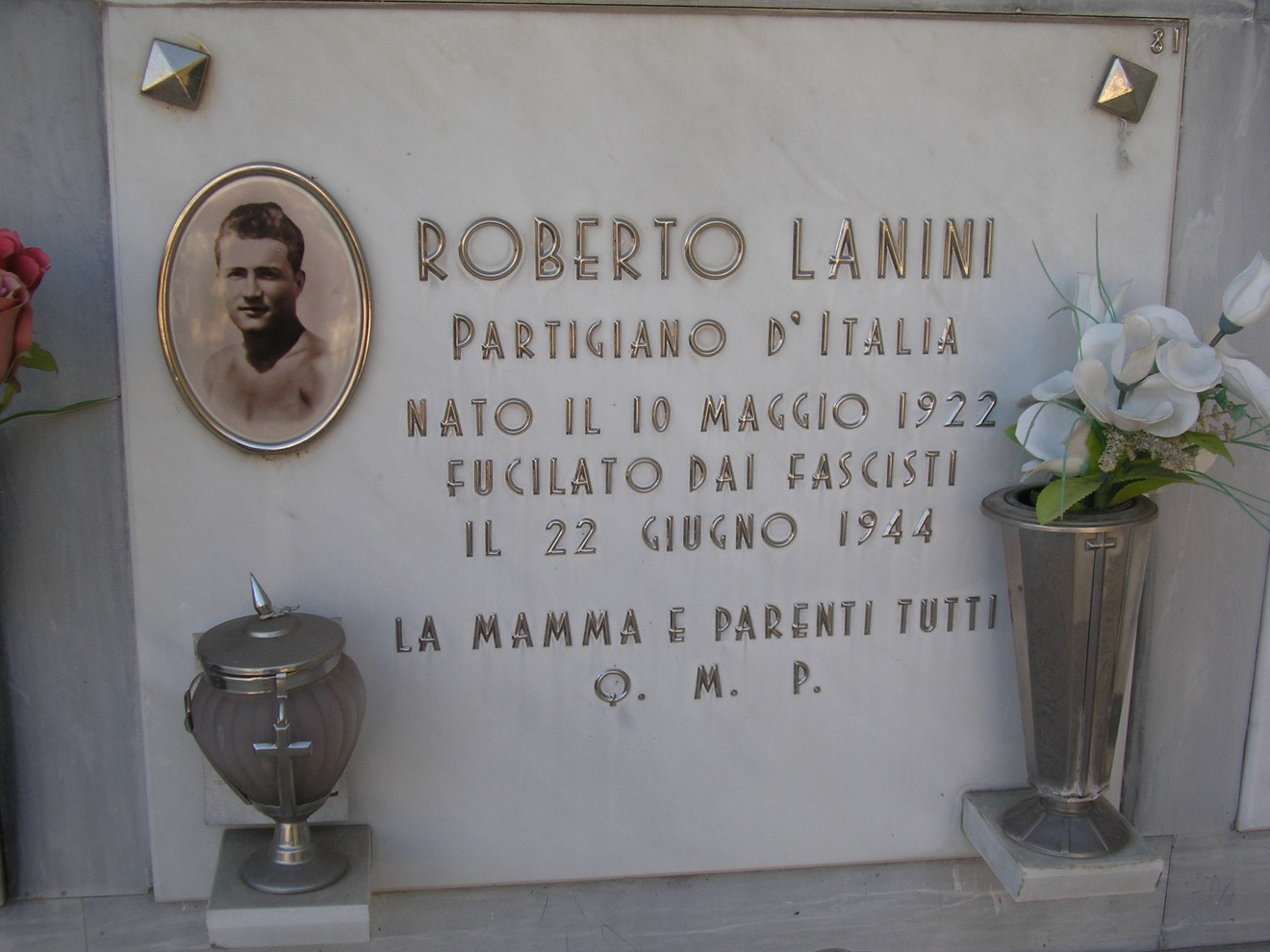 Sepolcro di Roberto Lanini, partigiano italiano fucilato dai fascisti nel 1944, con foto e dediche memoriali.