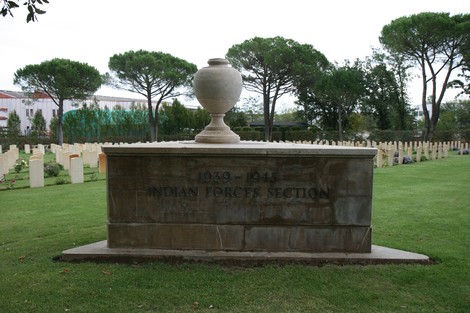 Cimitero di guerra di Arezzo, dedicato ai soldati della Seconda Guerra Mondiale, con sepolture e memoriali commemorativi.