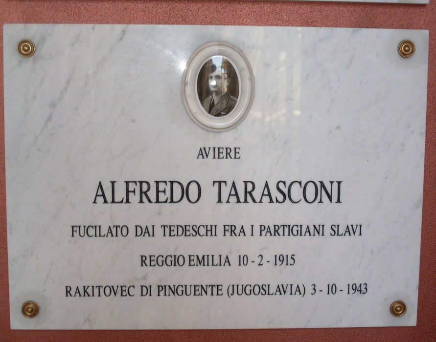 Targa commemorativa in onore di Alfredo Tarasconi, aviere ucciso dai tedeschi a Bibbiano durante la Seconda Guerra Mondiale.
