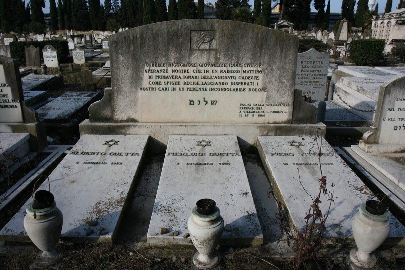 Sepolcro di Villamagna, memoriale dedicato ai defunti con lapidi e iscrizioni in un contesto di commemorazione.