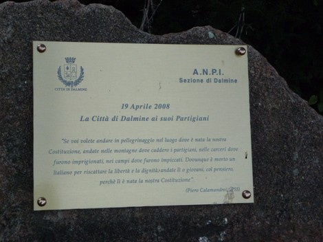 Monumento alla Resistenza con una targa commemorativa dedicata ai partigiani della città di Dalmine.