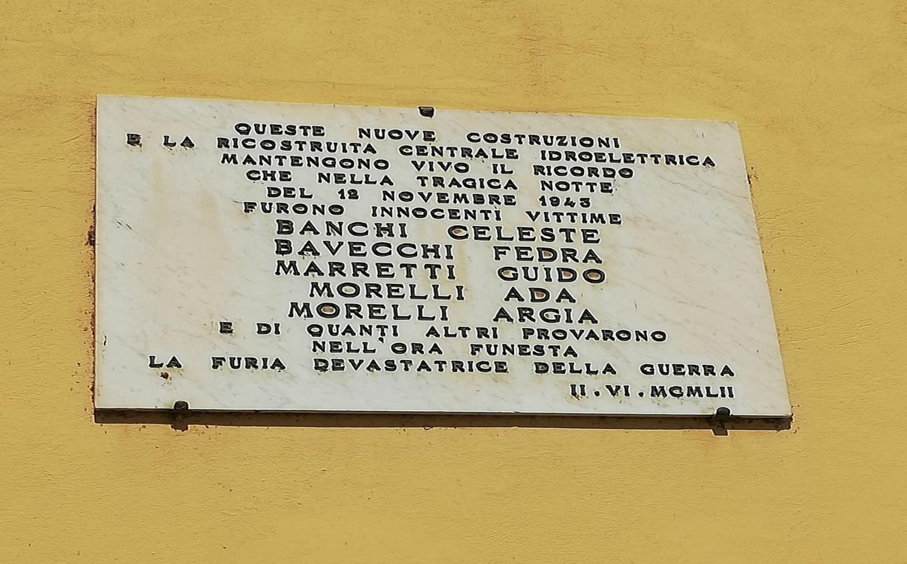 Lapide commemorativa che ricorda le vittime del bombardamento del 18 novembre 1943.