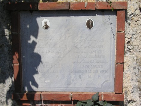 Sepolcro dei fratelli Savoi, commemorazione dei caduti con fotografie e iscrizioni in memoria della loro vita.