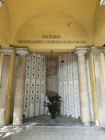 Sacrario dedicato ai caduti per la libertà e vittime della guerra, ornato da colonne e iscrizioni memoriali.