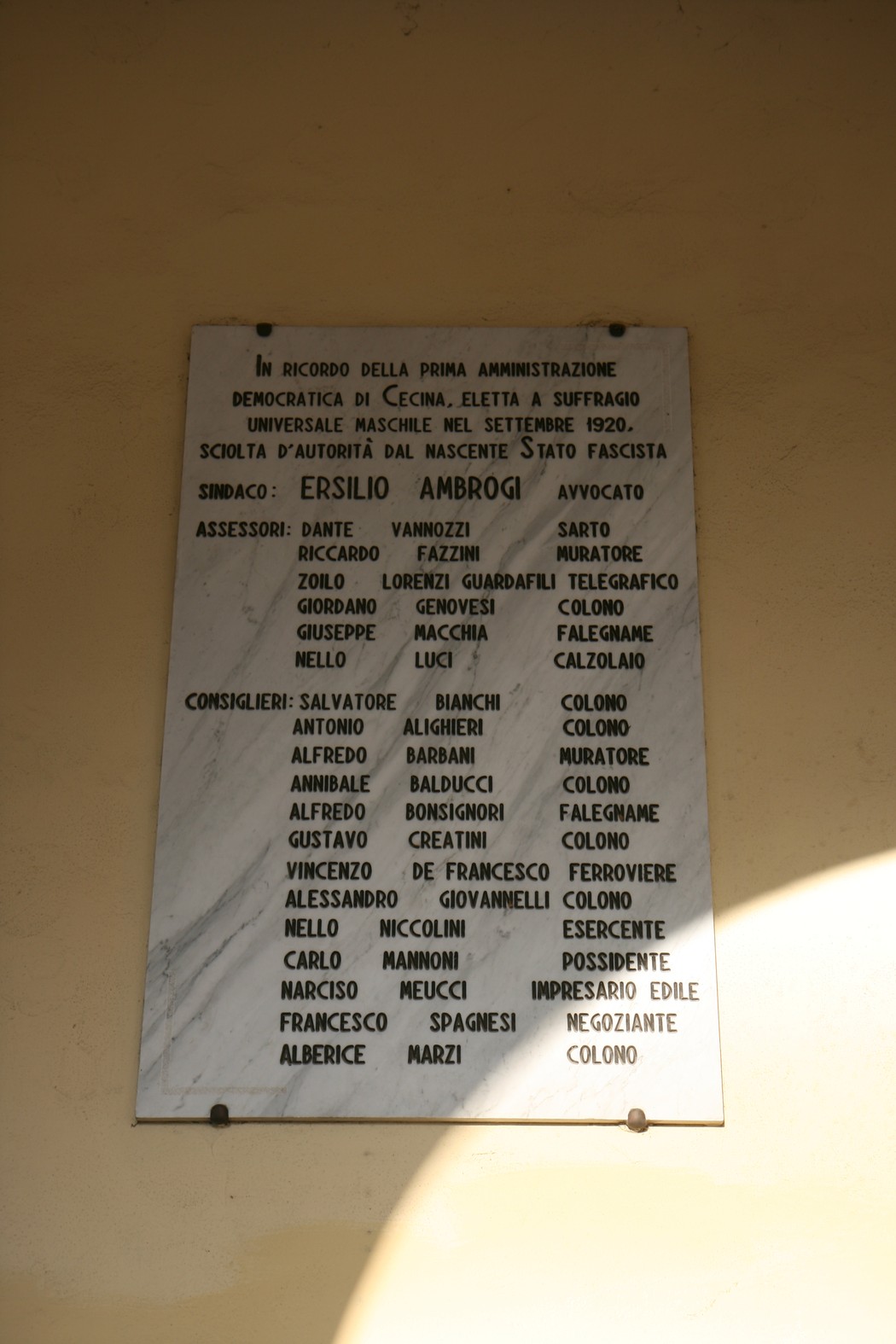 Lapide commemorativa del consiglio comunale di Cecina nel 1920, dedicata a personalità storiche locali.