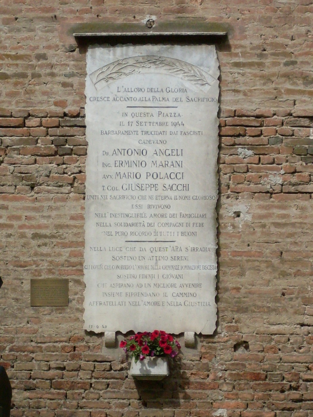 Lapide commemorativa dedicata a Angeli, Marani, Polacci e Sacchi in un contesto storico.