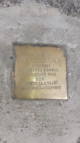Pietra d'intempiamo dedicata a Ambrogio Sala, con dati sulla sua vita e deportazione.