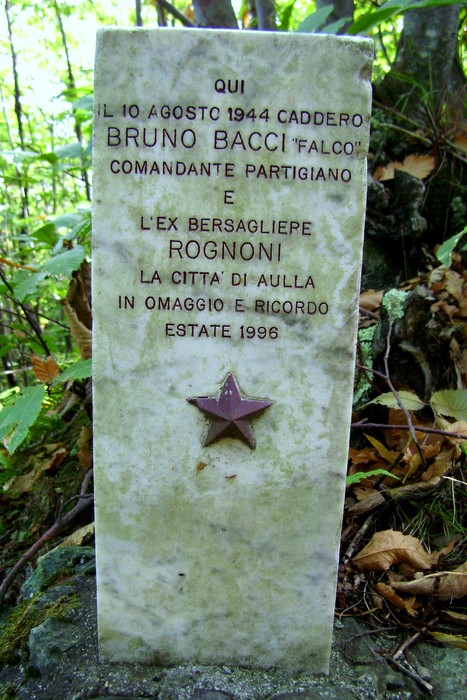 Cippo commemorativo dedicato a Bruno Bacci e Rognoni, partigiani caduti il 10 agosto 1944.